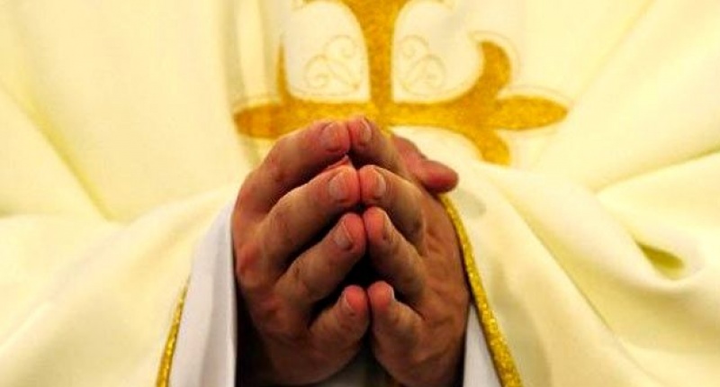 Catholic-priest-AFP-800x430