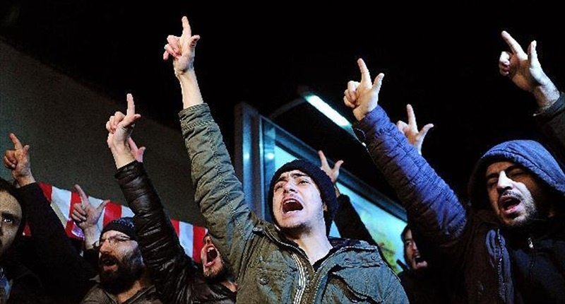 Muslim-protestors-shout-slogans-during-a-protest-against-Turkish-daily-newspaper-Cumhuriyet-on-Jan.-14-2015-in-Istanbul-AFP-800x430