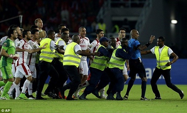 Referee-Tunisia-players-attacked
