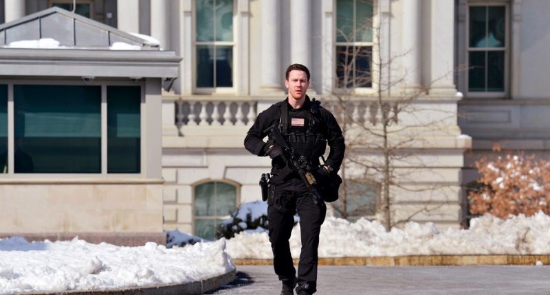 Secret-Service-agent-at-White-House-REUTERS-PHOTO-DO-NOT-REUSE-800x430